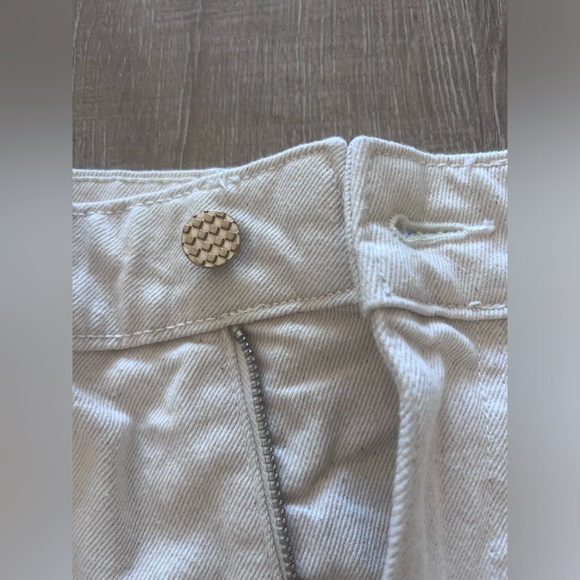 Z1975 GOLD BUTTON DENIM SHORTS Ecru in size 28/size 6 - Picture 3 of 5